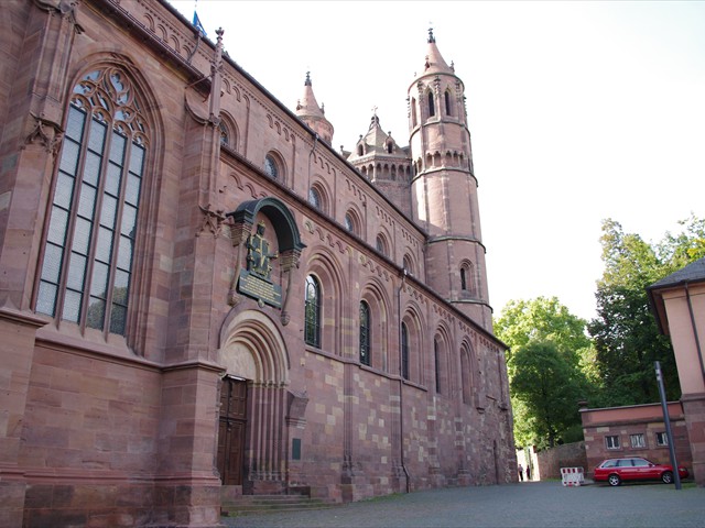 38-Worms Dom